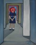 Une petite fille en bleu avec un chapeau rouge, de dos, hésite quant à la direction à prendre devant un couloir plein d'autres couloirs. 