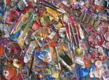 De vieux tubes de couleurs, de vieux crayons-feutres et tout ce qui peut traîner dans un atelier d'artiste, collés pêle-mêle sur un support rigide.