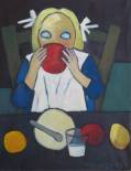 Assise devant une table dressée, une petite fille aux yeux vides, mange une énorme pomme rouge.