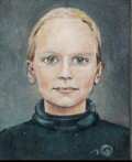 Des tons de gris bleuté pour le portrait d'une jeune femme blonde.