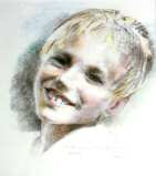 Le portrait d'un jeune garçon souriant, au crayon de couleur et à la pierre noire sur papier "Venise".