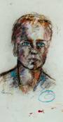 Un portrait de jeune homme, fusain, pastels, craie, pierre noire, sur papier satiné Fabriano 300G. De nombreuses taches maculent la feuille.