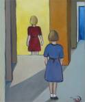 Deux petites filles, de dos, entre escalier et enfilade de pièces. L'une s'engage dans la descente, l'autre hésite.