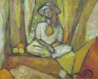 Une femme assise en tailleur, dans un décor jaune, elle-même est habillée en jaune.