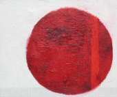 Un rond rouge, taversé d'une barre verticale vermillon, sur un fond blanc. Peinture à l'huile, en surimpression d'une couche grumeleuse.