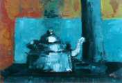 Une bouilloire sur un vieux poële. Noir, blanc, bleu, orange et jaune. 