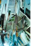 Un collage de coupures de photos, dans des tons bleutés, évoquant des éclats de verre.