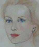Un visage de femme blonde aux yeux bleus, sur un fond blanc.