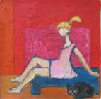 Une petite fille en rose sur un fauteuil bleu posé sur un sol orange, avec un chat noir.