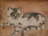Allongé nonchalamment, un chat tacheté, beige, gris, blanc, au nez rose, fixe le spectateur, de son regard vert.