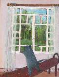 Dressé sur ses pattes arrières, posées sur une planche de gymnastique, un chat gris regarde le jardin à travers la fenêtre.