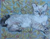 Une petite chatte tigrée, gris-beige-blanc, aux yeux bleus, posée, hiératique, sur une tapisserie à feuilles vert-tilleul