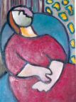 Une femme en rouge, endormie dans un fauteuil bleu.