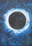 Une boule noire, un halo blanc, sur un fond bleu-nuit