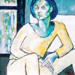 Une femme assise, en bleu et en jaune...  